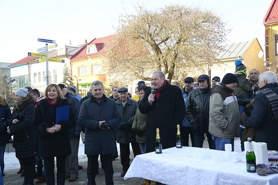 Súťaž vo vystreľovaní zátok zo šampanského v Michalovciach - foto č. 1