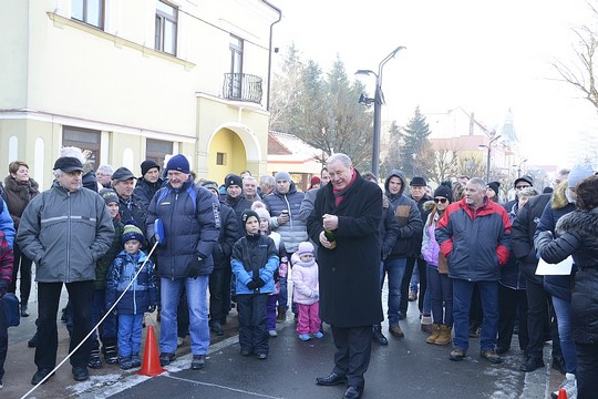 Súťaž vo vystreľovaní zátok zo šampanského v Michalovciach - foto č. 2